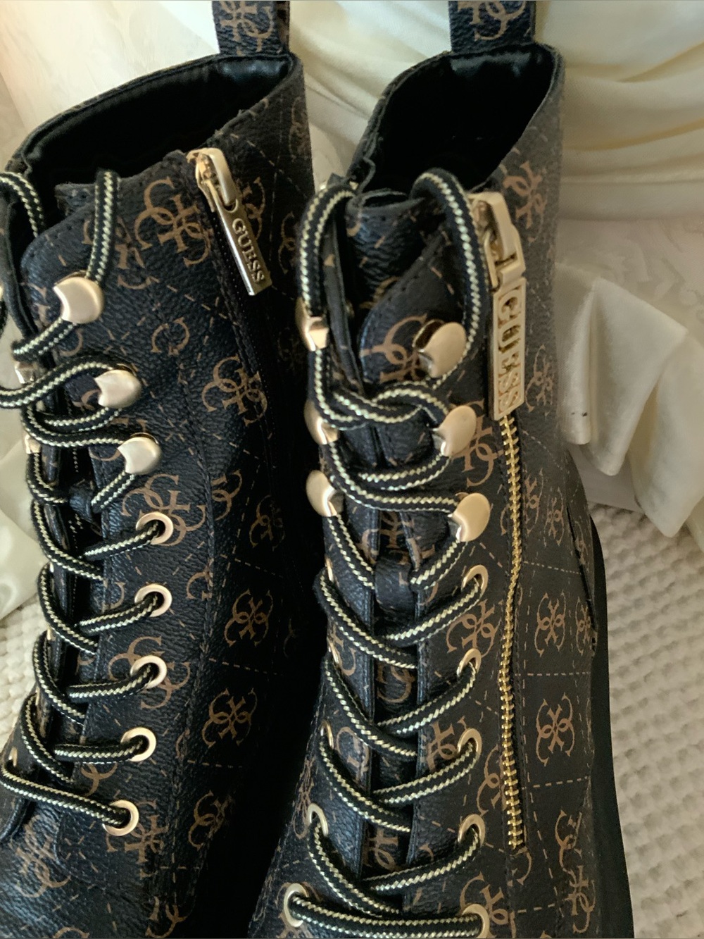 GUESS - Picture 5 of 13